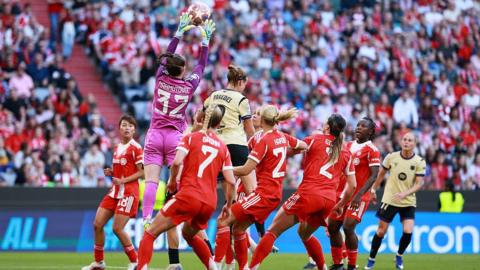 Bayern goalkeeper Ena Mahmutovic catches ball under pressure