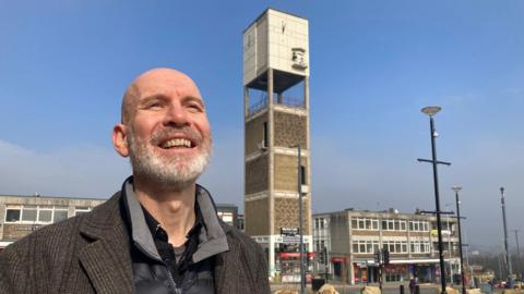 Describe in some detail what's shown in the pic. Add copyright and whether we can syndicate.