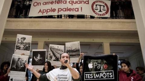 Attac protestors in Apple store