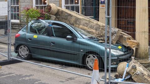 The car with pillar on its roof at Cheapside in Somerset