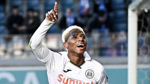 Anderlecht's Nilson Angulo celebrates after scoring