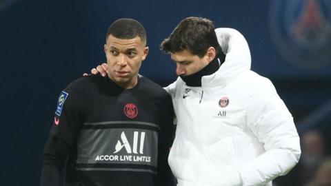 Mauricio Pochettino with his arm around Kylian Mbappe