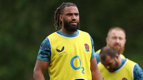 Chandler Cunningham-South wearing a bright yellow England training bib