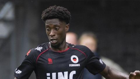 Derensili Sanches Fernandes in action for Excelsior