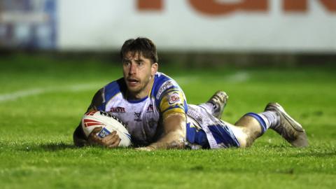 Paul Momirovski scores a try for Leeds