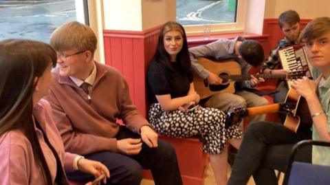 Seisean aig An Taigh Cèilidh