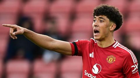 Ethan Wheatley in action for Manchester United's under-21 side