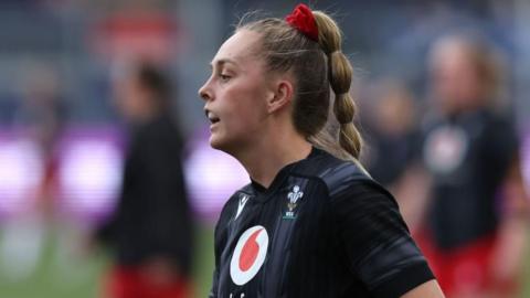 Hannah Jones warms up during the Six Nations this year