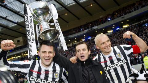 St Mirren manager Danny Lennon (centre) with scorer Steven Thompson (left) and captain Jim Goodwin