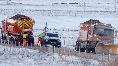 Làraidhean saillidh a-muigh agus carbad san t-sneachd 