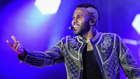 Jason Derulo performing.