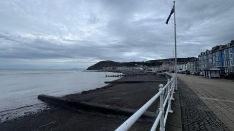 Promenâd Aberystwyth mewn tywydd cymylog