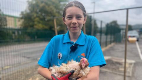 Harriet, 鶹Լ Young Reporter winner holding a chicken.