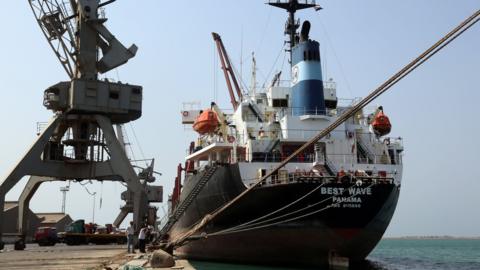 Ship at Hudaydah port (7 November 2017)