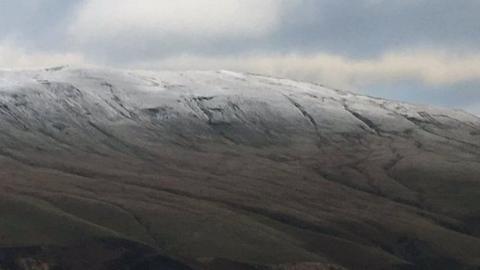 Eira ar Fannau Brycheiniog