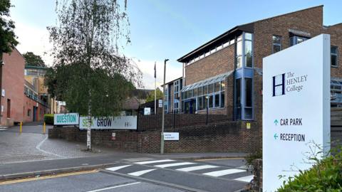 Entrance sign and buildings of Henley College