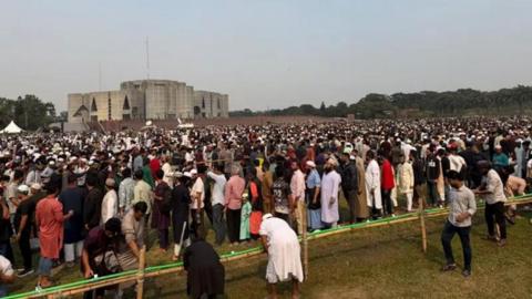 نوجوان بنگلہ دیشی رہنما عثمان ہادی کی نماز جنازہ ادا کر دی گئی، عبوری حکومت کے سربراہ سمیت بڑی تعداد میں لوگ شریک