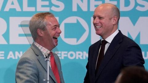 Arweinydd Reform UK, Nigel Farage, yn cyflwyno Dan Thomas fis diwethaf
