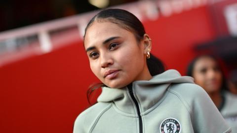 Alyssa Thompson arrives at stadium