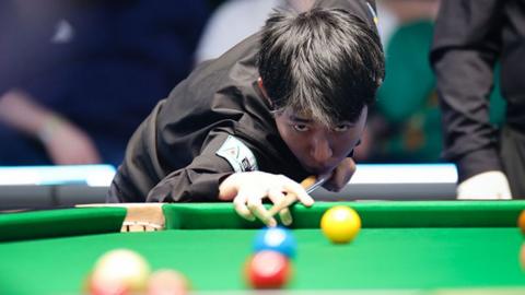 Chang Yingyu plays a shot