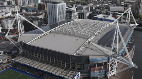 Stadiwm Principality o'r awyr, gyda phaneli solar yn gorchuddio'r to