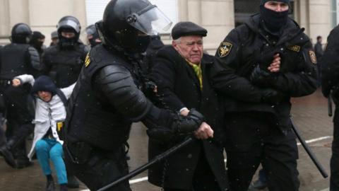 Police detain older male protester during Minsk demonstration (25 March 2017)