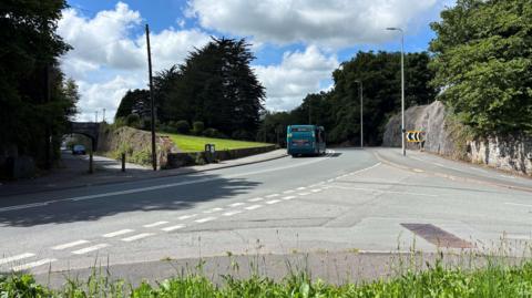 Fe gafodd plismyn eu galw i Ffordd Llandygai toc cyn 20:30 nos Fawrth