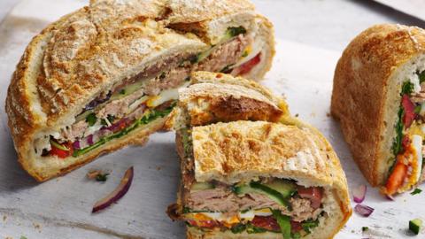Provençal picnic sandwich (Pan bagnat)
