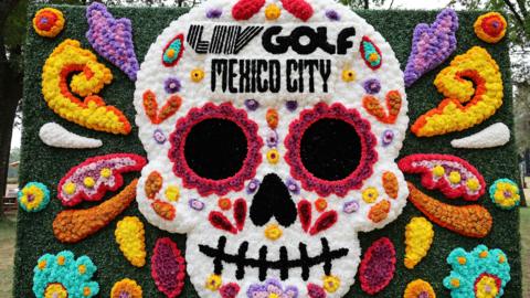 A flower decoration depicting a skull to promote LIV Golf Mexico
