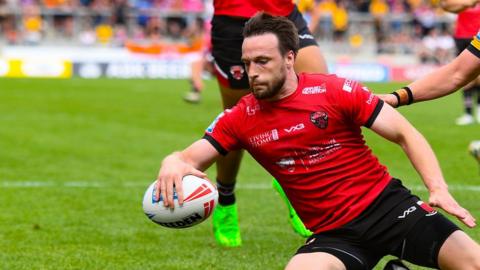 Joe Mellor scores for Salford Red Devils against Castleford Tigers