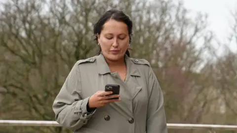 Carol Ann Edwards yng Nghanolfan Cyfiawnder Caernarfon ar 26 Tachwedd