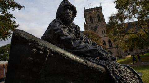 Image of a fisherman statue outside Grimsby Minster