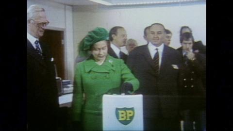 The Queen inaugurates the flow of oil by pushing a gold-plated button at BP’s control centre.