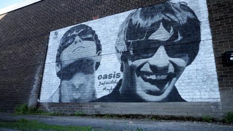 Murlun o Noel a Liam Gallagher