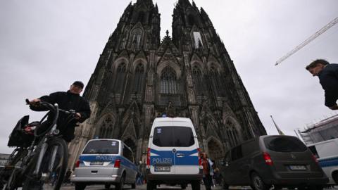 Police cars stand in front of the Cologne Cathedral