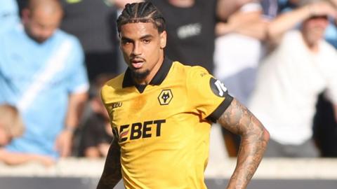Ki-Jana Hoever in action for Wolves