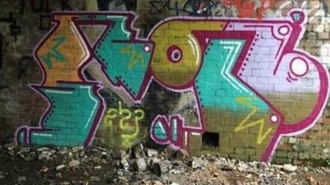 Graffiti safle Bomiau o'r Ail Ryfel Byd yn Noc Penfro