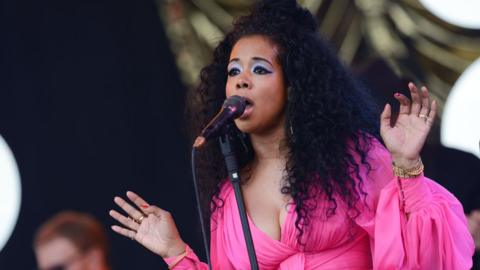 Kelis singing