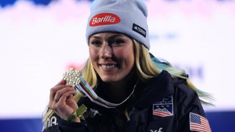 Mikaela Shiffrin holds up her giant-slalom gold medal