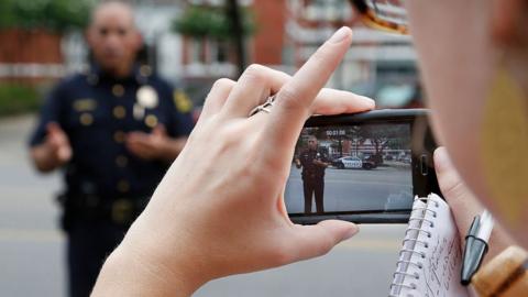 Smartphone films police