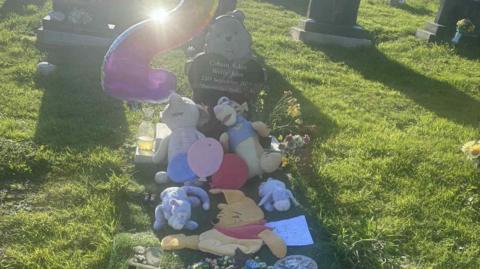 llun o fedd mab Saffron