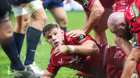 Scarlets flanker Teddy Leatherbarrow in action in Castres