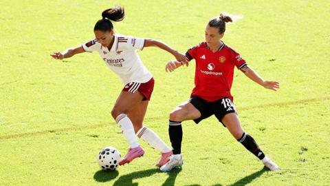 Arsenal's Taylor Hinds is challenged by Man Utd's Julia Zigiotti Olme