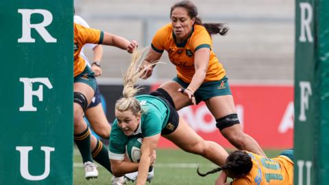 Aoife Dalton scores a try against Australia