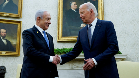 Benjamin Netanyahu and Joe Biden shake hands