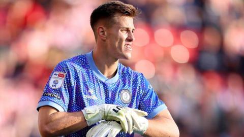 Radek Vitek adjusts his gloves on his Bristol City debut