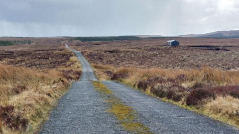An rathad eadar an Acha Mòr agus ceann-rathaid Rathad a' Phentland.