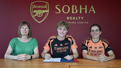 Isabella Damm signing for Arsenal