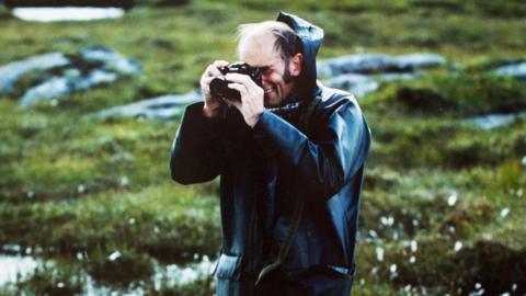 An Dotair Iain Hay le camara