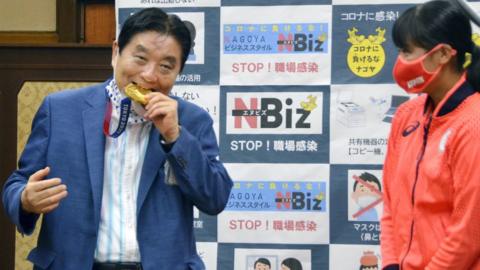 Mayor Takashi Kawamura chomps on Miu Goto's gold